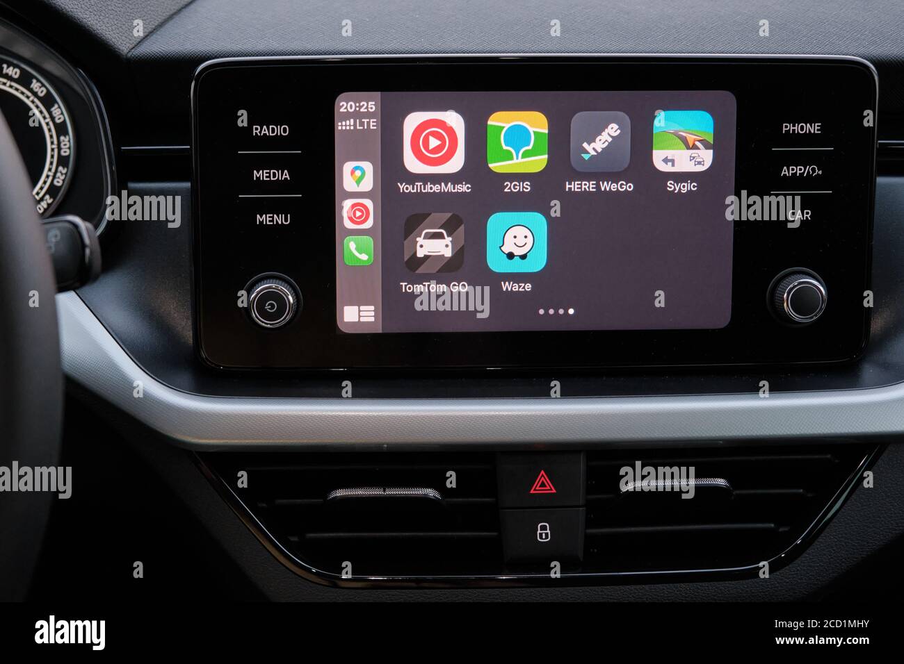 Schermata Apple CarPlay nel cruscotto dell'auto. YouTube music, Waze, 2GIS,  Here WeGo, Sygic, TomTom Go logo sullo schermo dell'automobile, agosto 2020  Foto stock - Alamy