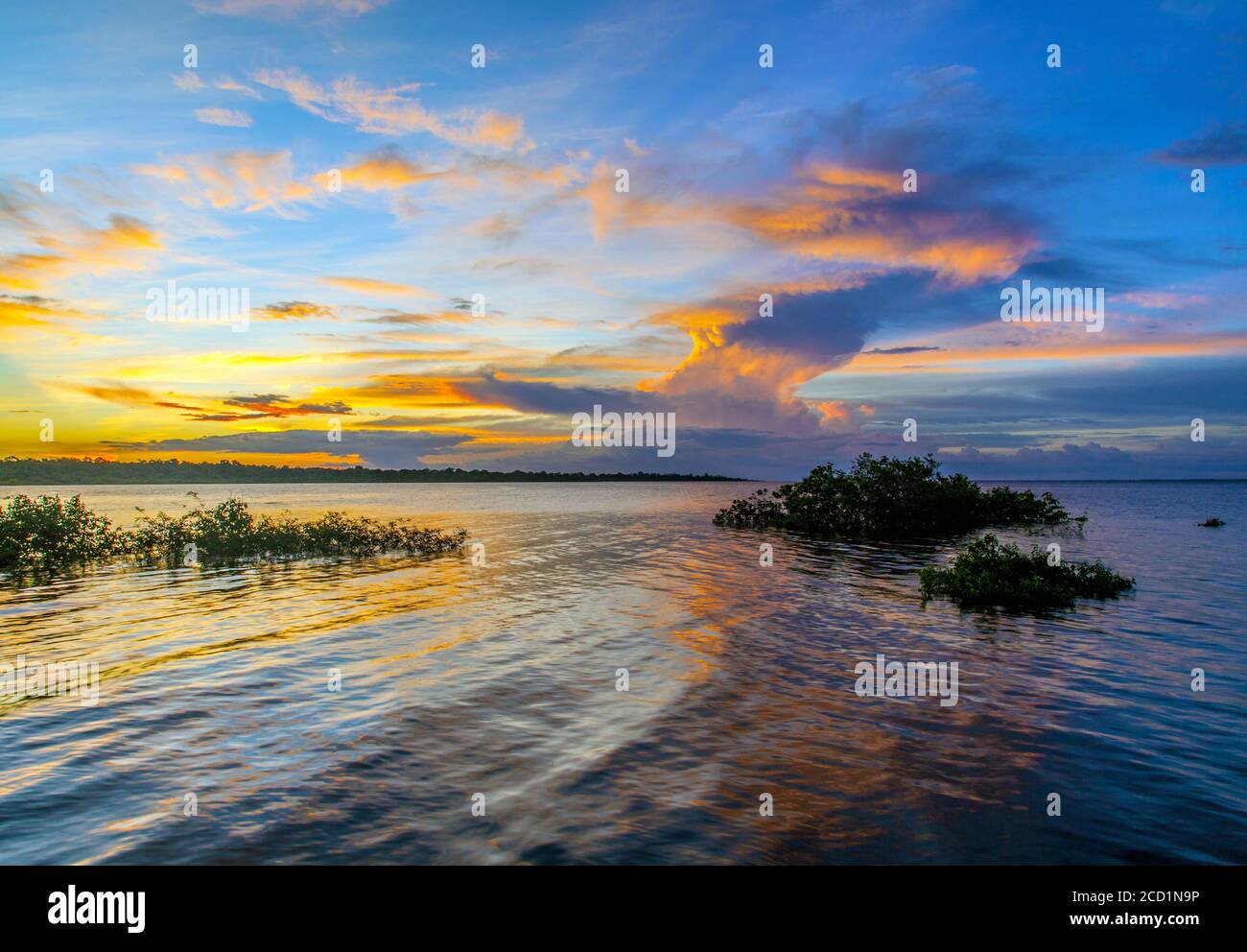 Tramonto sul Rio delle Amazzoni, Brasile Foto Stock