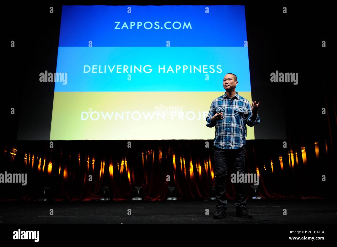 Las Vegas, Nevada, Stati Uniti. 26 Marzo 2014. Il CEO Tony Hsieh del Zappos.com parla sul palco all''ultimo giorno di pranzo di CinemaConÂ e alla presentazione speciale al Caesars Palace durante il CinemaCon, la convention ufficiale dell''Associazione Nazionale dei proprietari di teatri, a Las Vegas, Nevada, il 26 marzo 2014. Credit: David Becker/ZUMA Wire/Alamy Live News Foto Stock