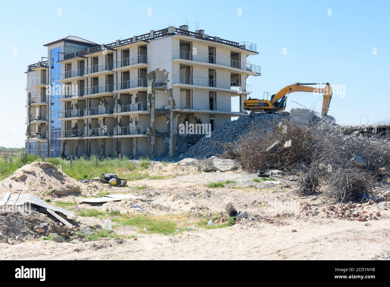 L'edificio distrutto costruito illegalmente del complesso alberghiero Foto Stock