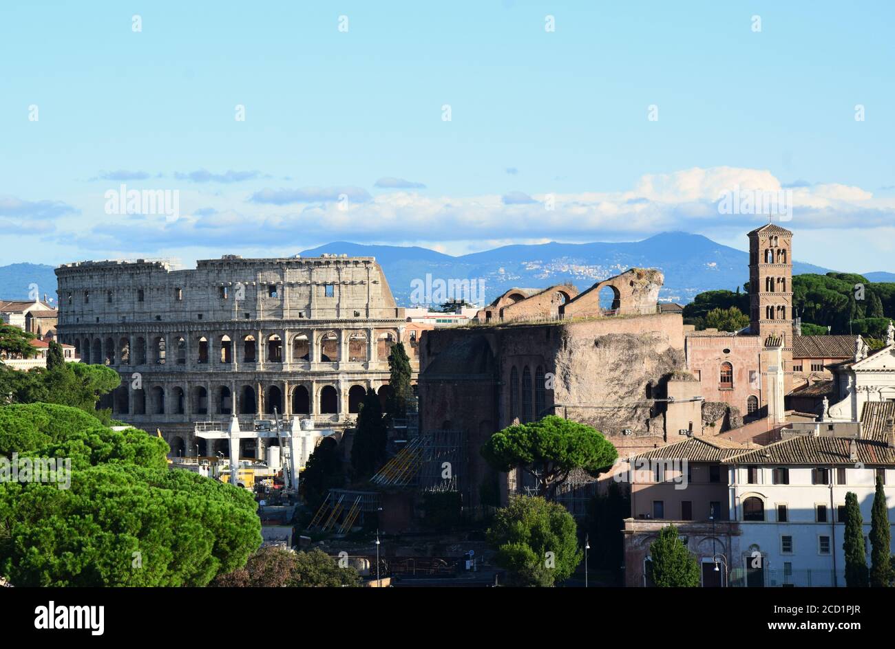Foro Romanum e Colosseo - Vista dal tetto del monumento a Vittorio Emanuele II a Roma, Italia Foto Stock