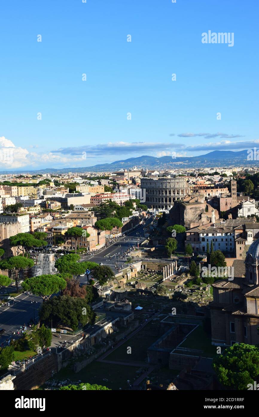 Foro Romanum e Colosseo - Vista dal tetto del monumento a Vittorio Emanuele II a Roma, Italia Foto Stock