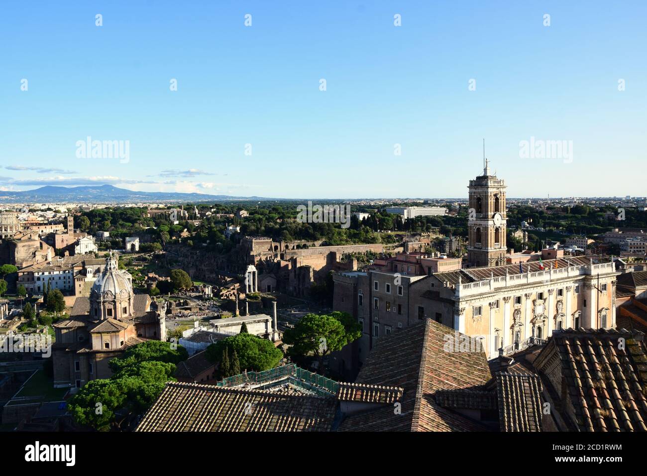 Foro Romanum e Colosseo - Vista dal tetto del monumento a Vittorio Emanuele II a Roma, Italia Foto Stock