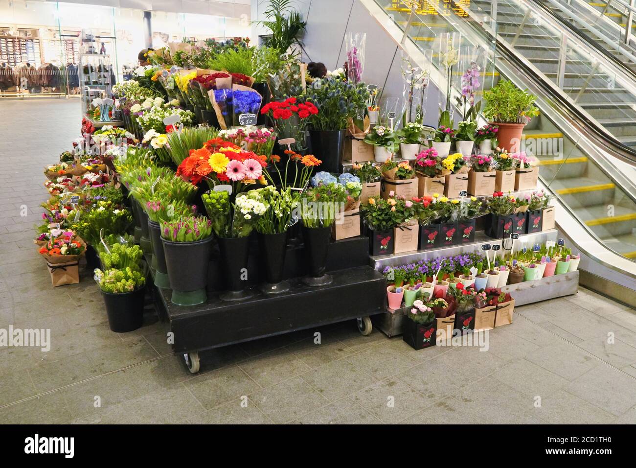 Londra, Regno Unito - 01 febbraio 2019: Fiori esposti presso un piccolo fiorista all'interno della stazione metropolitana London Bridge. Flowershops sono abbastanza comuni Foto Stock