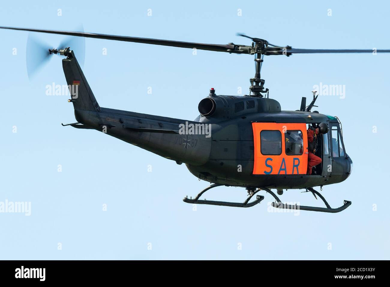 Un elicottero Huey UH-1D dell'aeronautica tedesca in Ricerca e. Configurazione di emergenza (SAR) Foto Stock