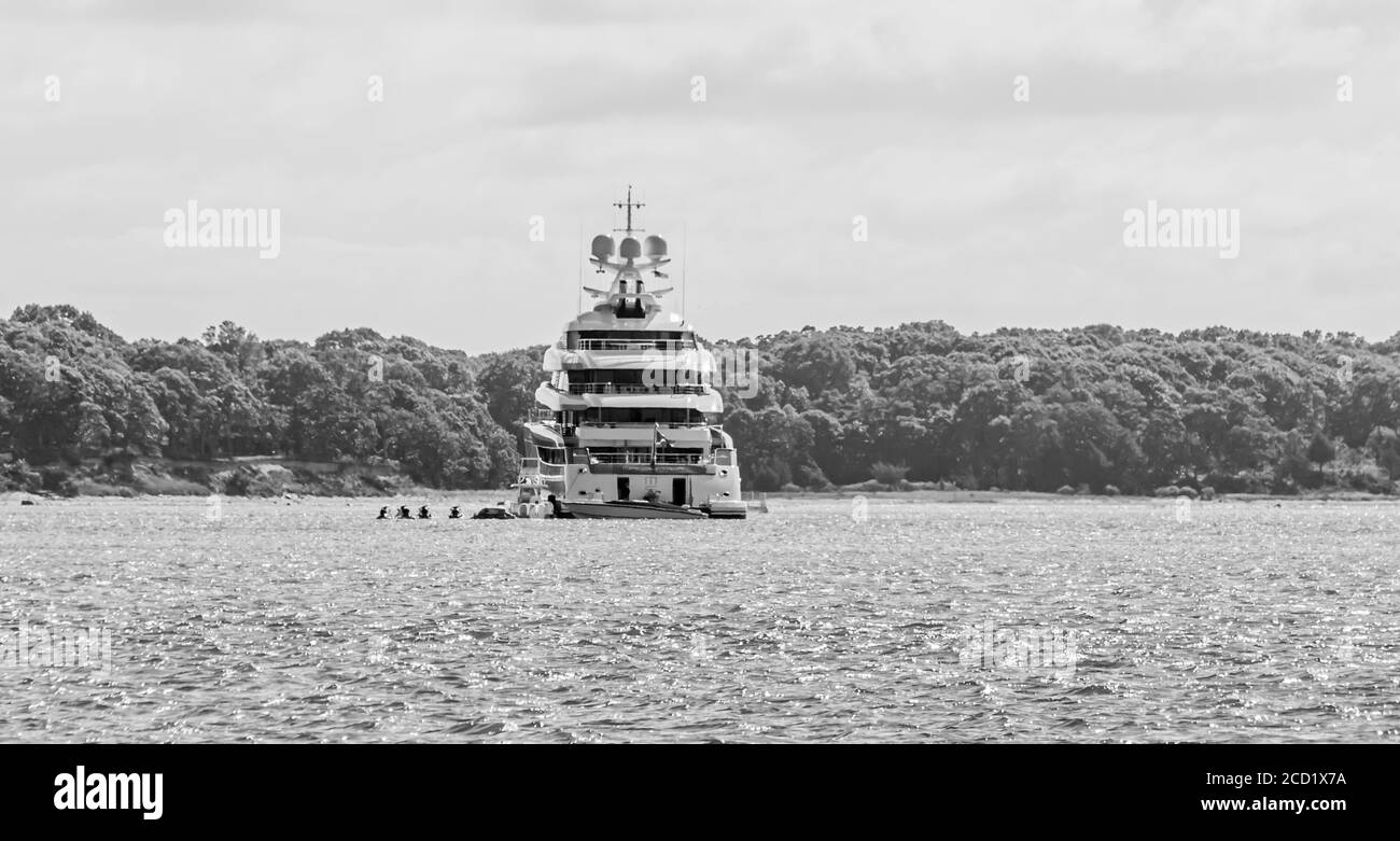 Yacht a motore di lusso MadSummer all'ancora a East Long Island, NY Foto Stock