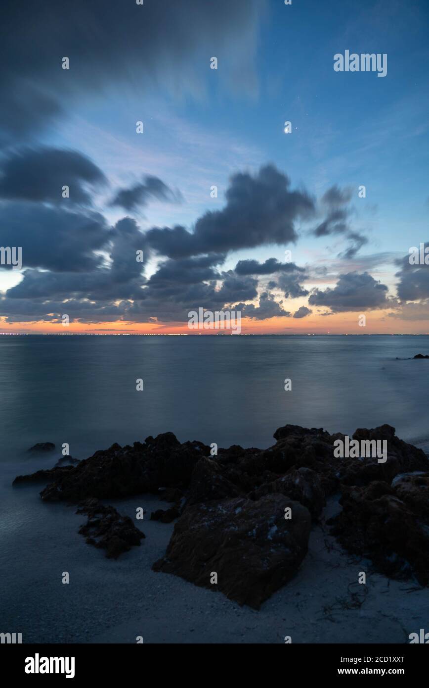 Ho avuto una lunga esposizione durante l'alba sull'isola di Anna Maria in Florida. Il luminoso 'star' che vedete nel cielo è in realtà Venere! Foto Stock