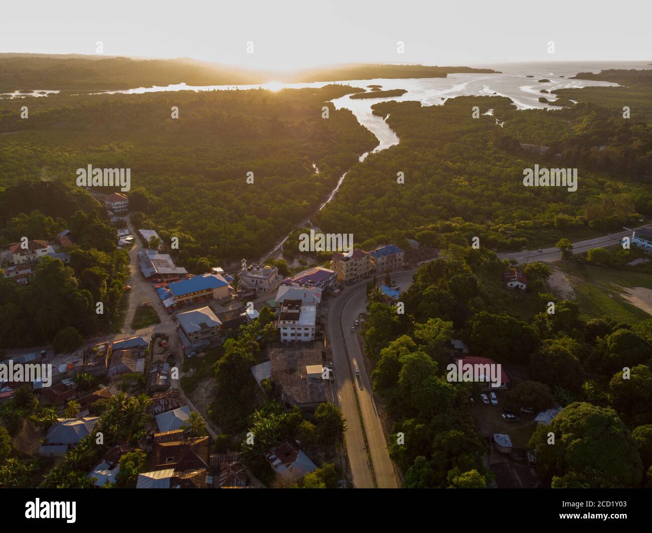 Il drone aereo ha girato della città di Chake Chake, una capitale dell'isola di Pemba, l'arcipelago di Zanzibar. Città in un delta del fiume al tramonto Foto Stock