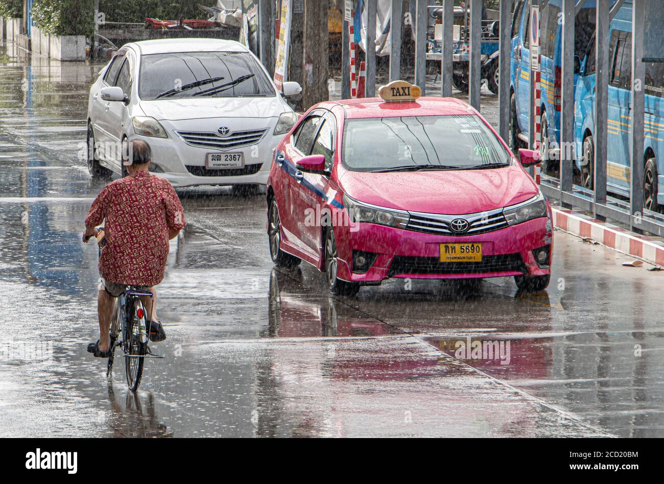SAMUT PRAKAN, THAILANDIA, 15 2020 GIUGNO, traffico sulla strada bagnata durante una pioggia. Foto Stock