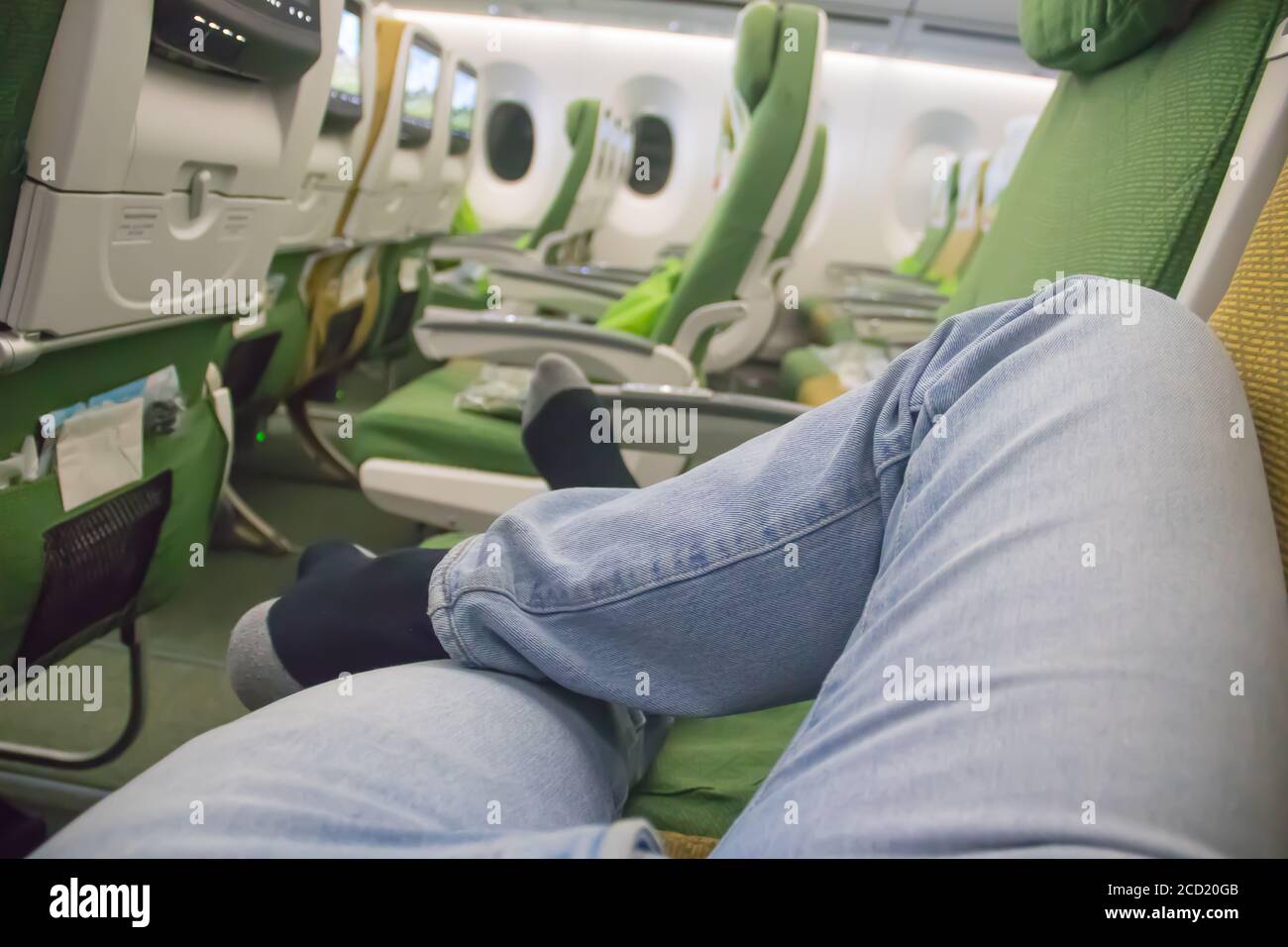 Lusso di viaggiare durante il covid-19 pandemic tempo, posti a sedere vuoti in aereo sul volo internazionale Foto Stock