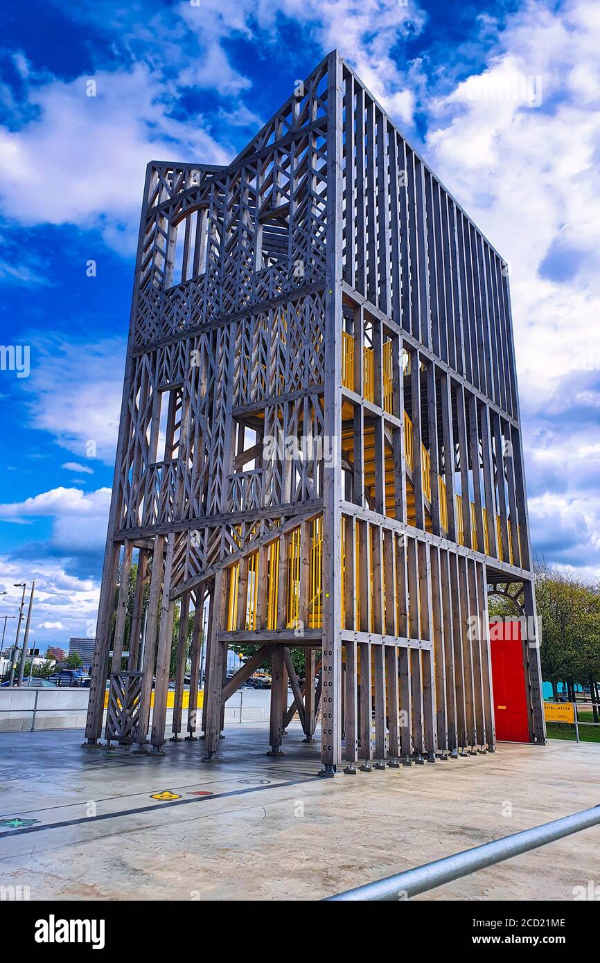 Londra, Regno Unito. 24 Agosto 2020. Con murales a pavimento su larga scala e vista su Central Park presso la Greenwich Peninsula. Creato da Studio Weave, in collaborazione con HATO e l'illustratore Jay Cover, '33' fa riferimento a un mix di stili architettonici storici in modo astratto: Edoardiano, Vittoriano e Georgiano. Credit: Dave Rushen/SOPA Images/ZUMA Wire/Alamy Live News Foto Stock