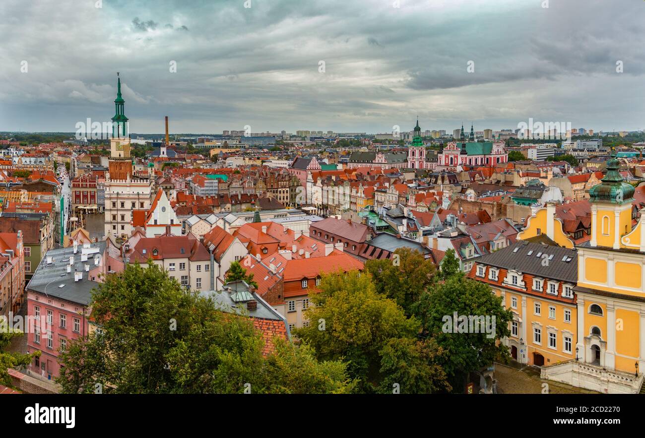 Una vista panoramica di Poznan la piazza del mercato e vicino a tetti. Foto Stock