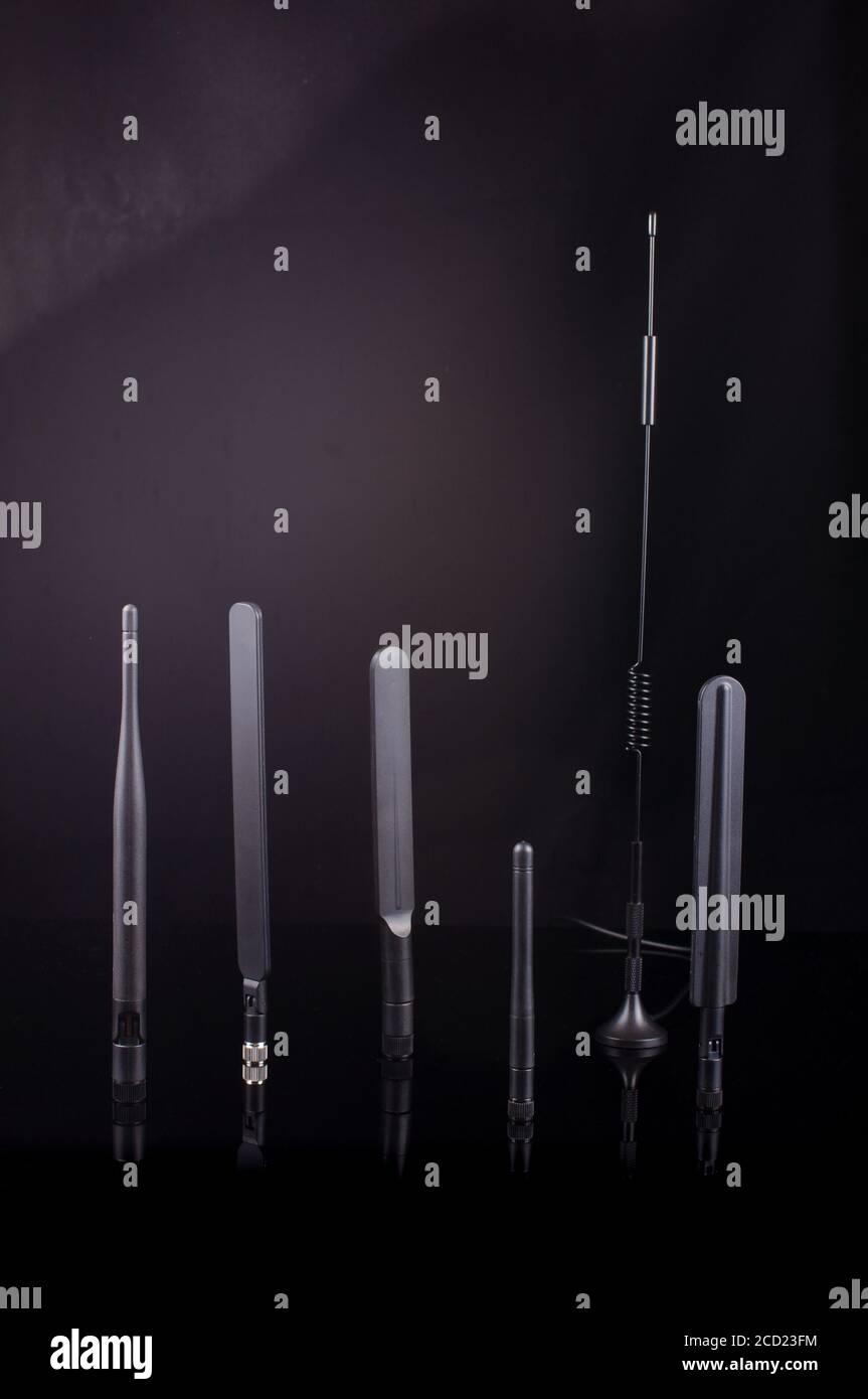 Antenna di trasmissione a radiofrequenza monopolare per Internet of Things IoT E tecnologia 5G isolata su sfondo nero Foto Stock