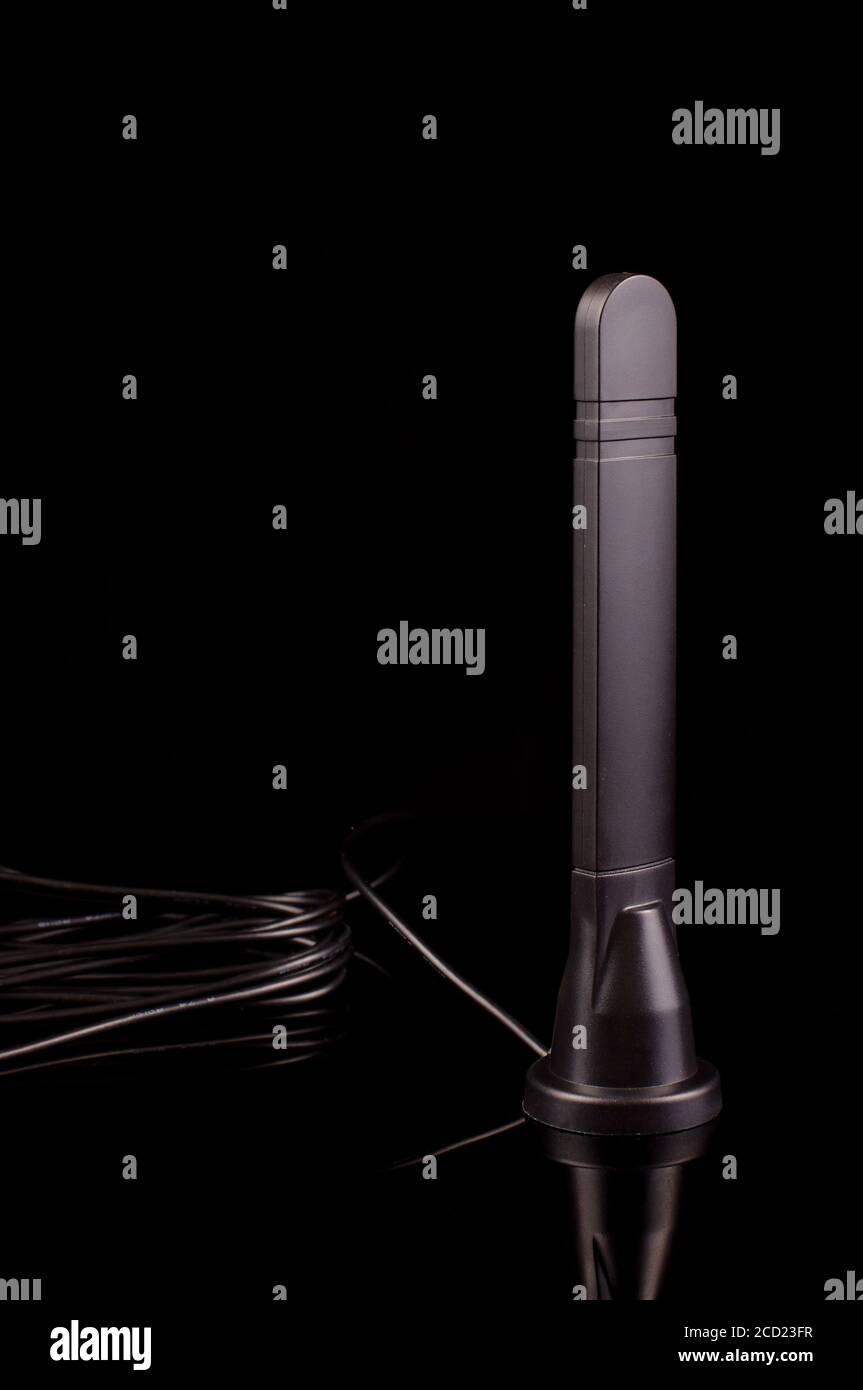 Antenna di trasmissione a radiofrequenza monopolare per Internet of Things IoT E tecnologia 5G isolata su sfondo nero Foto Stock