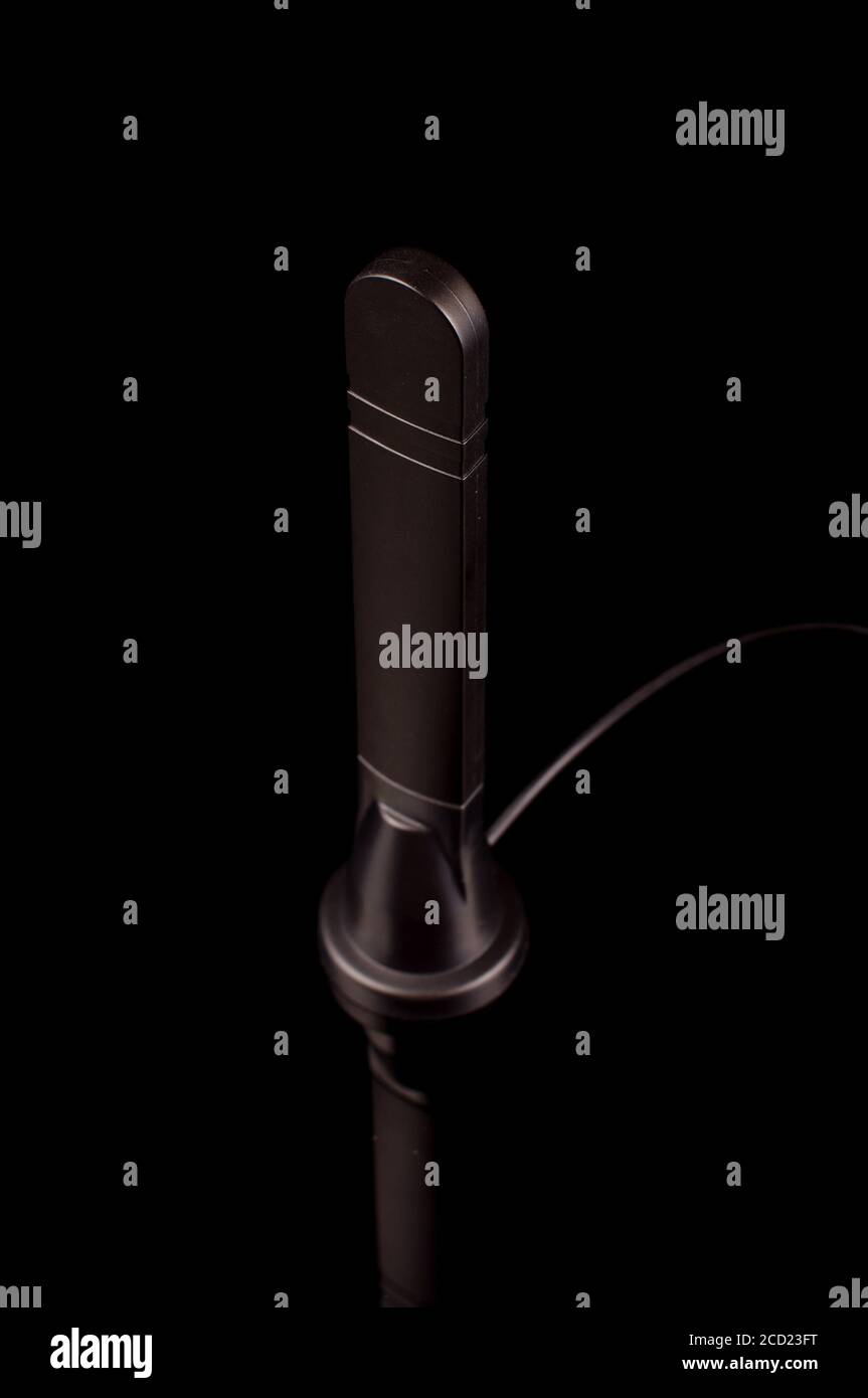 Antenna di trasmissione a radiofrequenza monopolare per Internet of Things IoT E tecnologia 5G isolata su sfondo nero Foto Stock