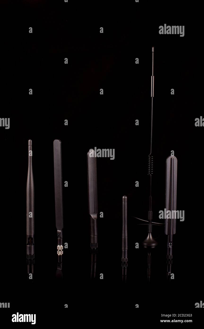 Antenna di trasmissione a radiofrequenza monopolare per Internet of Things IoT E tecnologia 5G isolata su sfondo nero Foto Stock