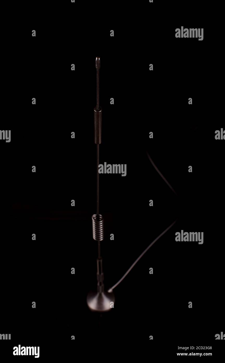 Antenna di trasmissione a radiofrequenza monopolare per Internet of Things IoT E tecnologia 5G isolata su sfondo nero Foto Stock