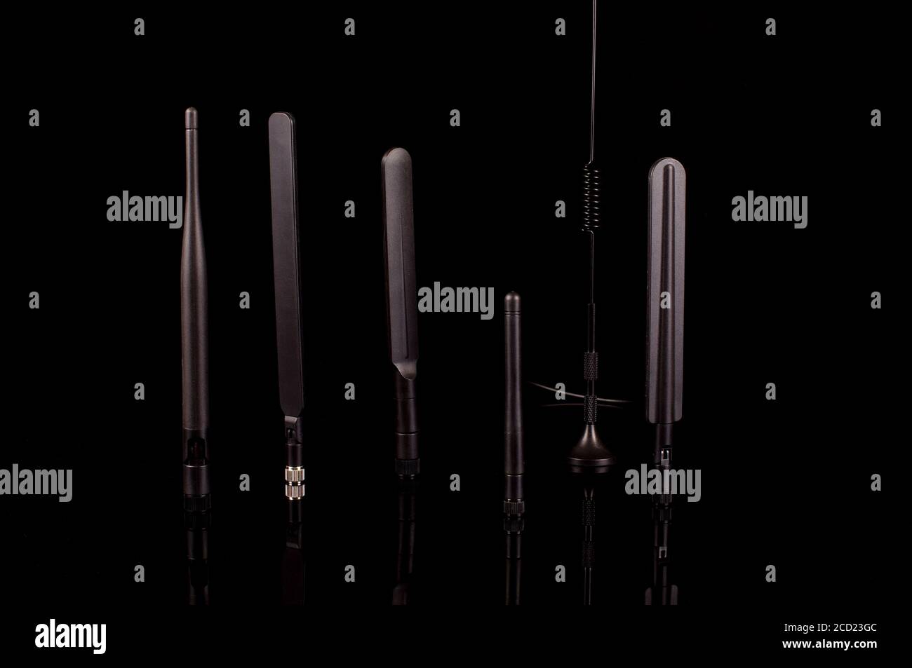 Antenna di trasmissione a radiofrequenza monopolare per Internet of Things IoT E tecnologia 5G isolata su sfondo nero Foto Stock