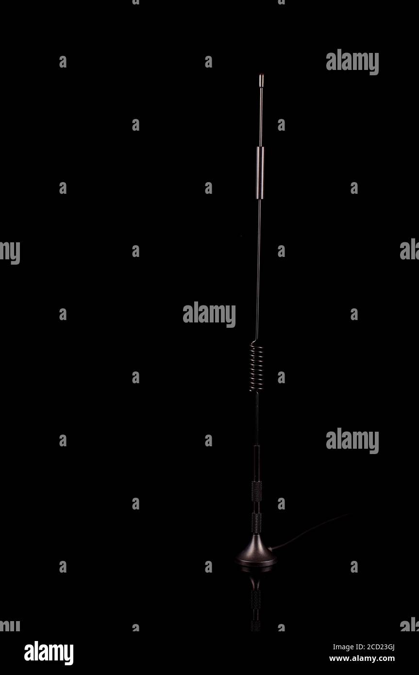 Isolato sulla base nera antenna di trasmissione in radiofrequenza monopole per internet delle cose IoT e tecnologia 5G Foto Stock