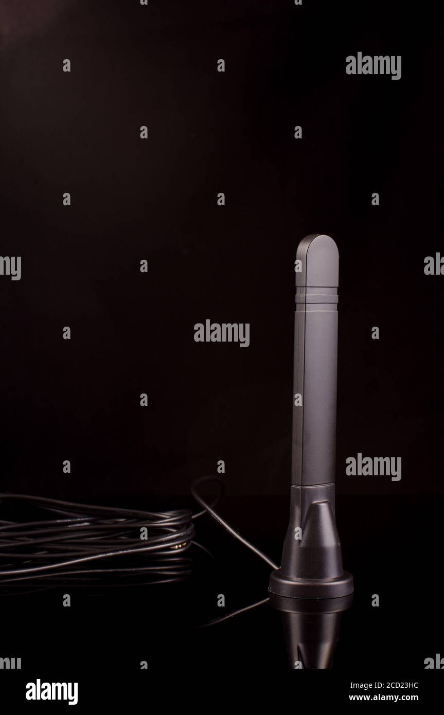 Antenna di trasmissione a radiofrequenza monopolare per Internet of Things IoT E tecnologia 5G isolata su sfondo nero Foto Stock