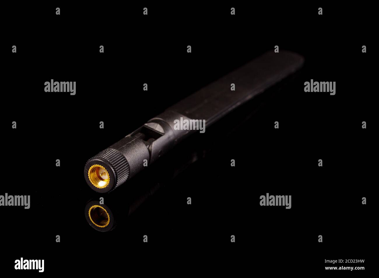 Antenna di trasmissione a radiofrequenza monopolare per Internet of Things IoT E tecnologia 5G isolata su sfondo nero Foto Stock