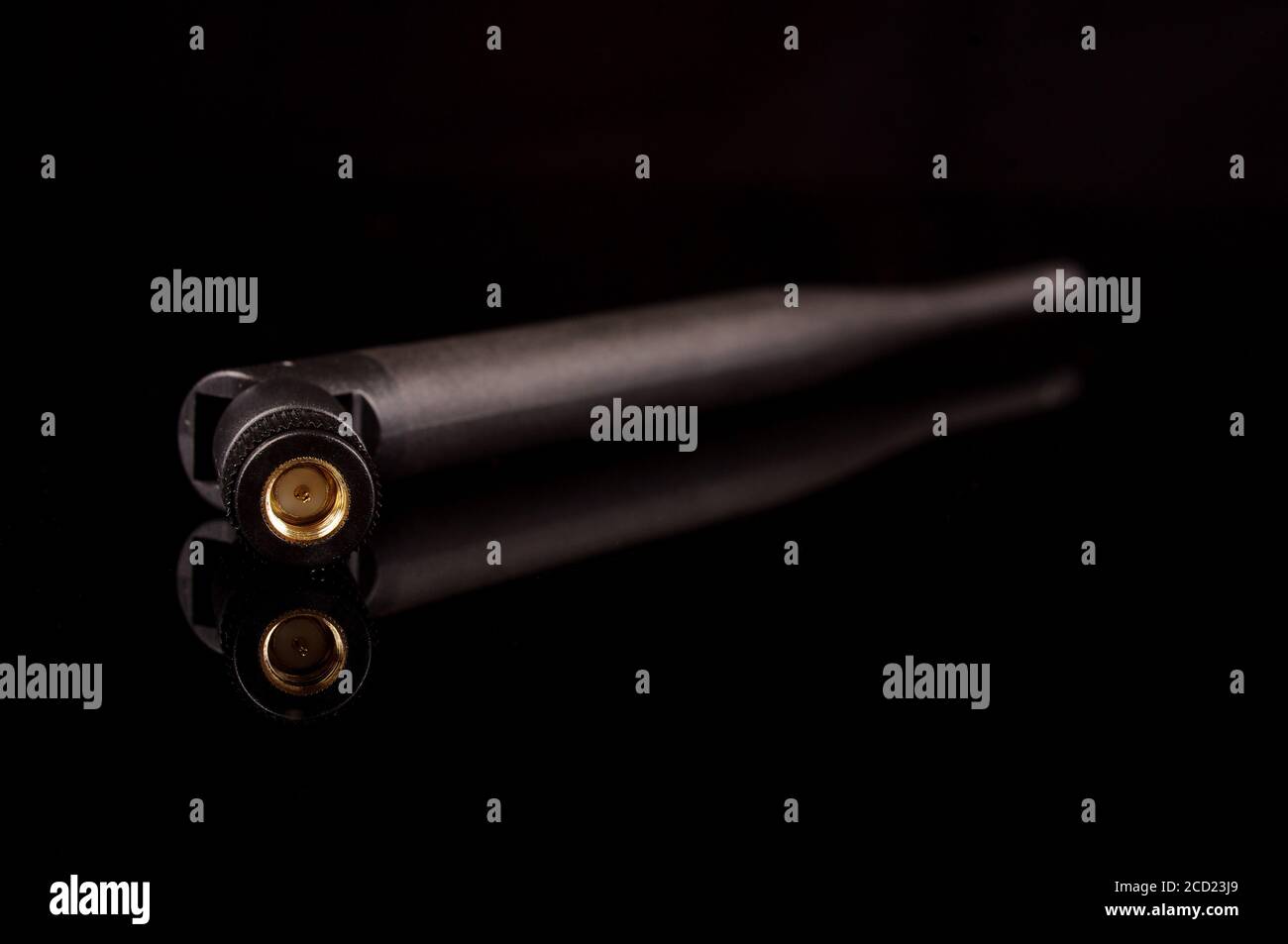 Antenna di trasmissione a radiofrequenza monopolare per Internet of Things IoT E tecnologia 5G isolata su sfondo nero Foto Stock