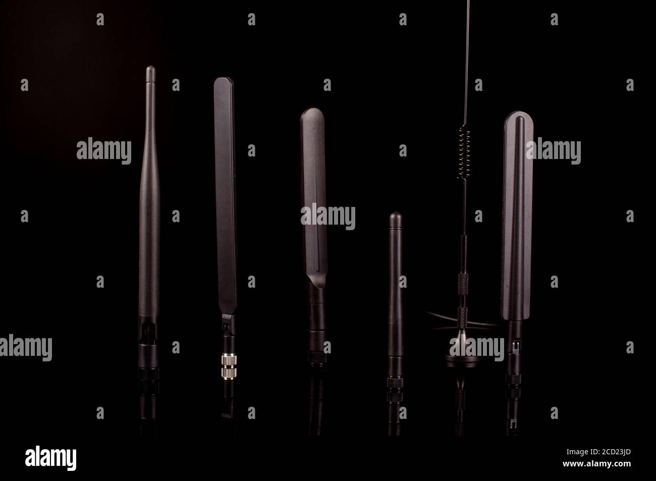 Antenna di trasmissione a radiofrequenza monopolare per Internet of Things IoT E tecnologia 5G isolata su sfondo nero Foto Stock