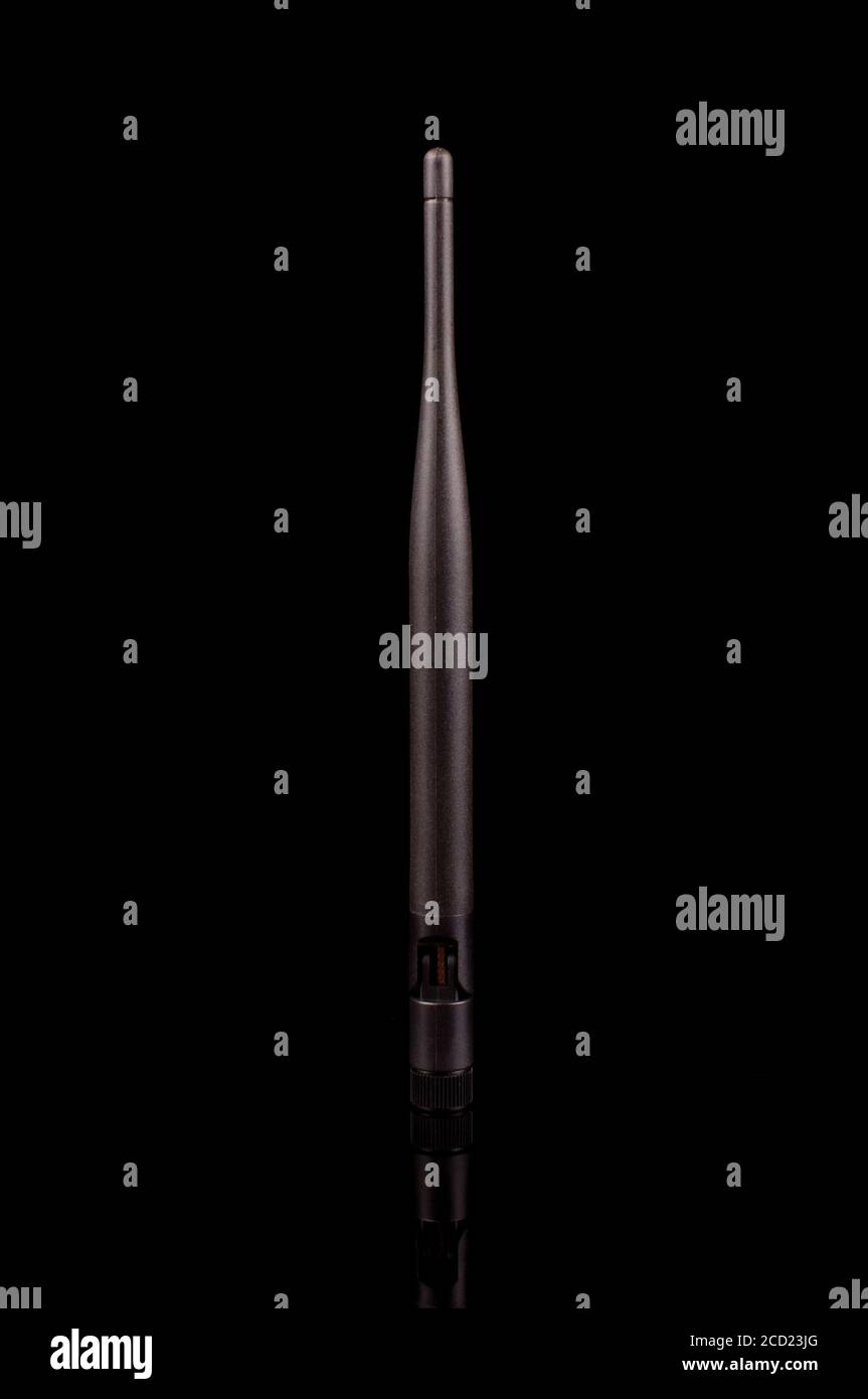 Antenna di trasmissione a radiofrequenza monopolare per Internet of Things IoT E tecnologia 5G isolata su sfondo nero Foto Stock