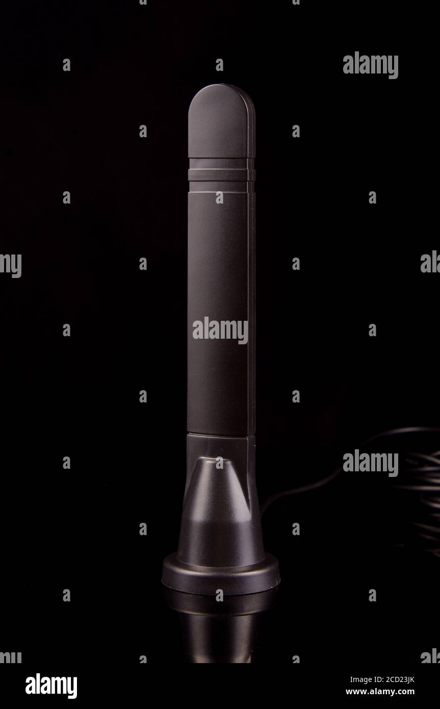 Antenna di trasmissione a radiofrequenza monopolare per Internet of Things IoT E tecnologia 5G isolata su sfondo nero Foto Stock