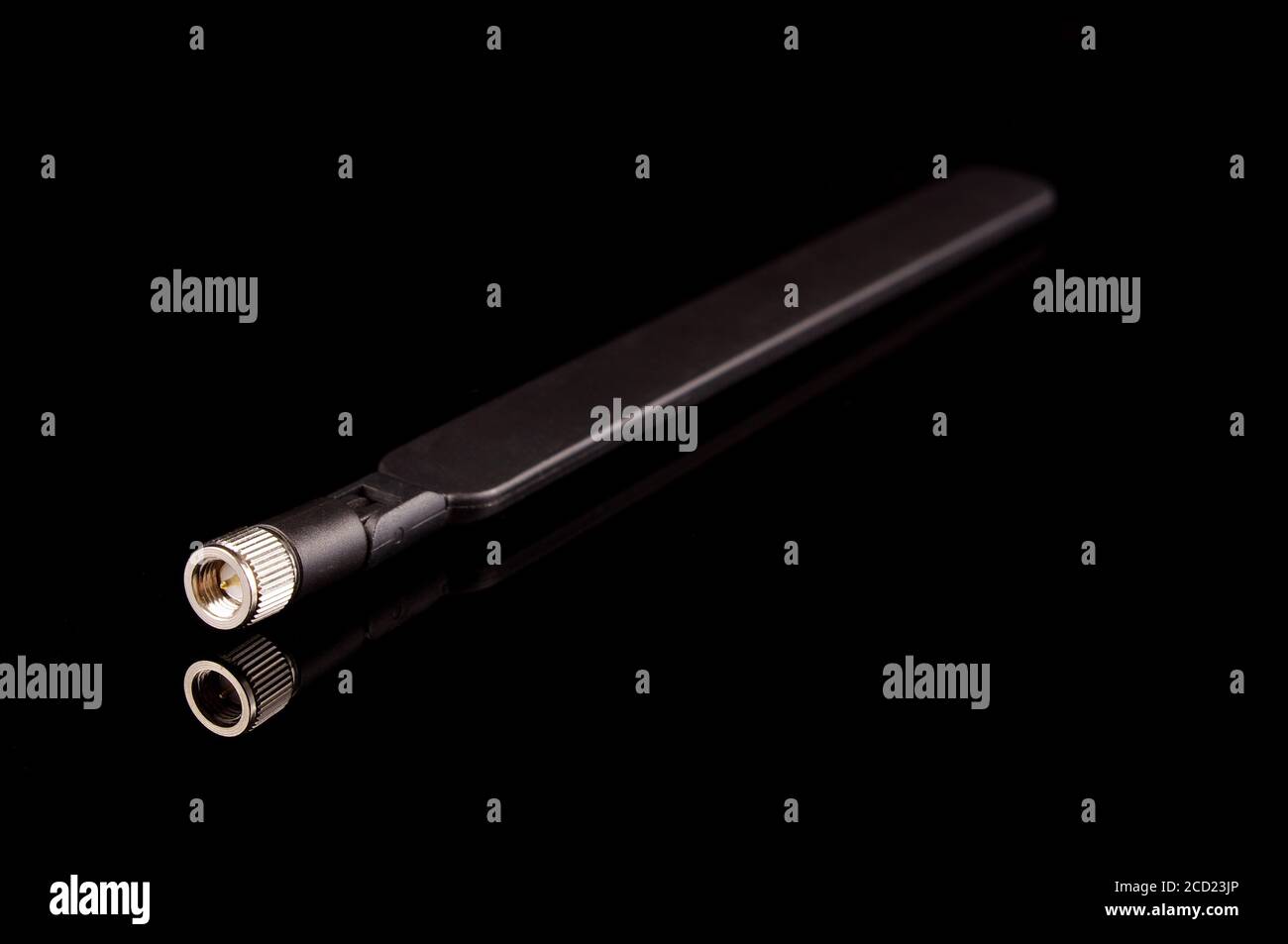 Antenna di trasmissione a radiofrequenza monopolare per Internet of Things IoT E tecnologia 5G isolata su sfondo nero Foto Stock
