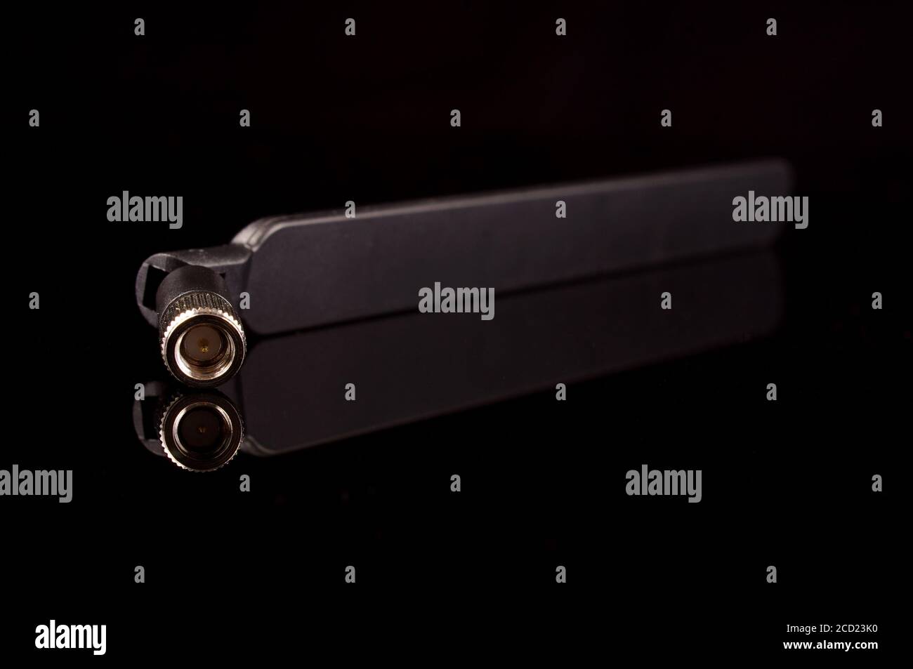 Antenna di trasmissione a radiofrequenza monopolare per Internet of Things IoT E tecnologia 5G isolata su sfondo nero Foto Stock