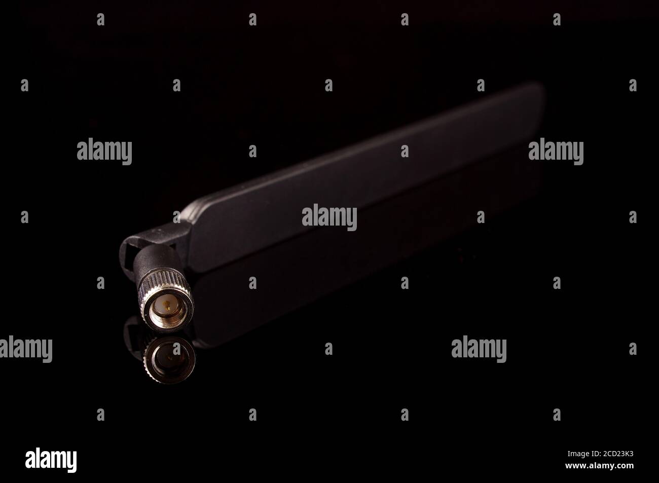 Antenna di trasmissione a radiofrequenza monopolare per Internet of Things IoT E tecnologia 5G isolata su sfondo nero Foto Stock