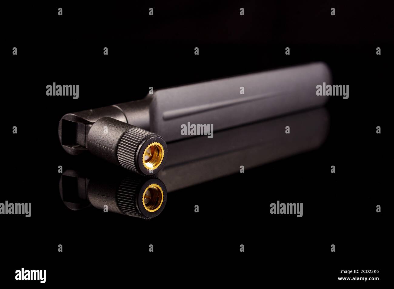 Antenna di trasmissione a radiofrequenza monopolare per Internet of Things IoT E tecnologia 5G isolata su sfondo nero Foto Stock