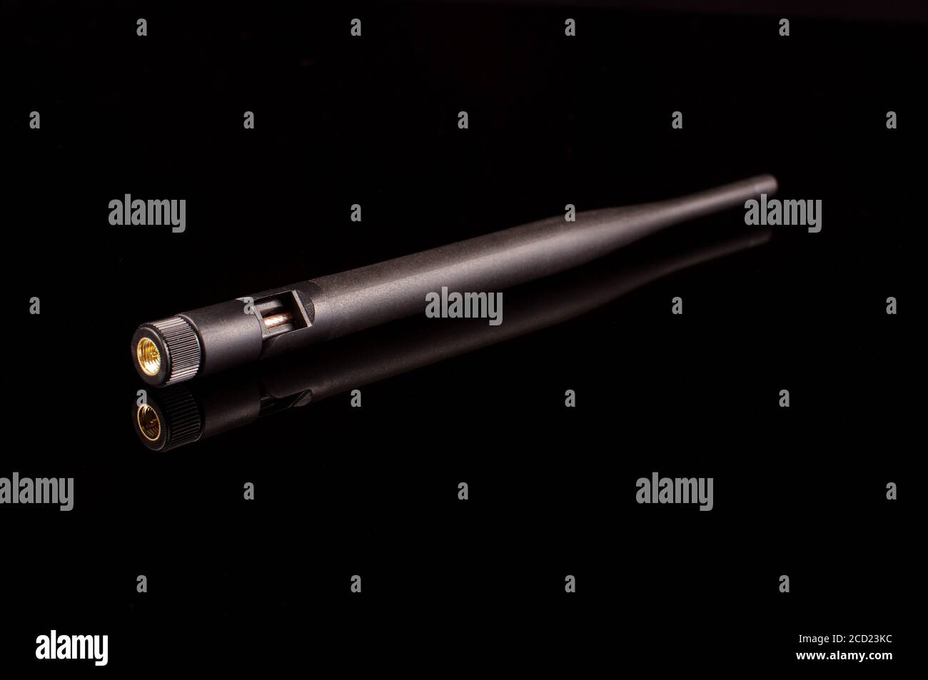 Antenna di trasmissione a radiofrequenza monopolare per Internet of Things IoT E tecnologia 5G isolata su sfondo nero Foto Stock