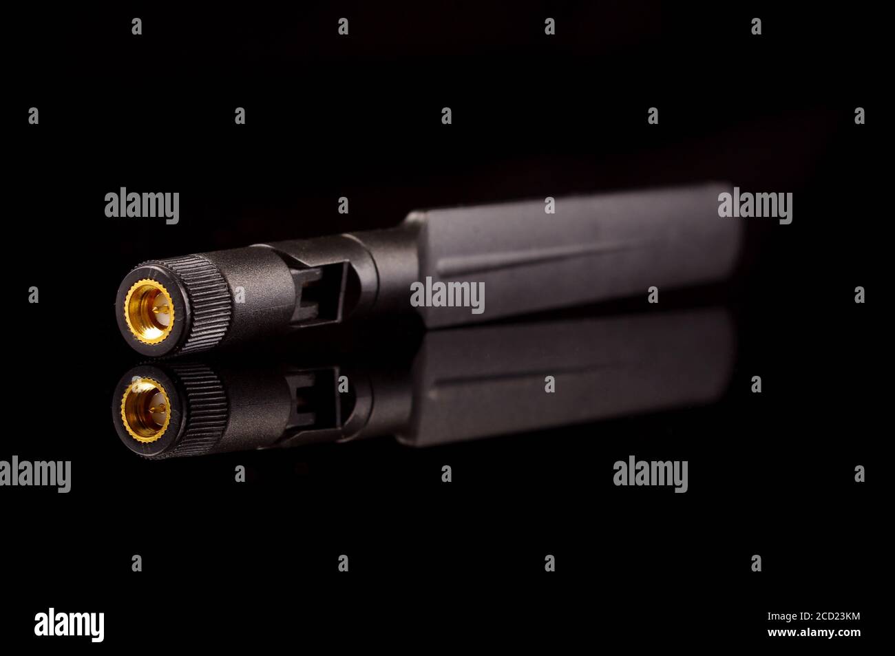 Antenna di trasmissione a radiofrequenza monopolare per Internet of Things IoT E tecnologia 5G isolata su sfondo nero Foto Stock