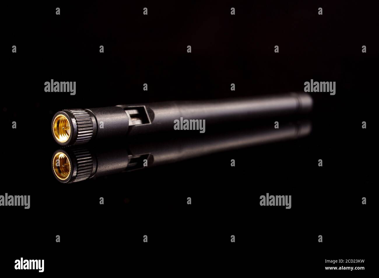 Antenna di trasmissione a radiofrequenza monopolare per Internet of Things IoT E tecnologia 5G isolata su sfondo nero Foto Stock