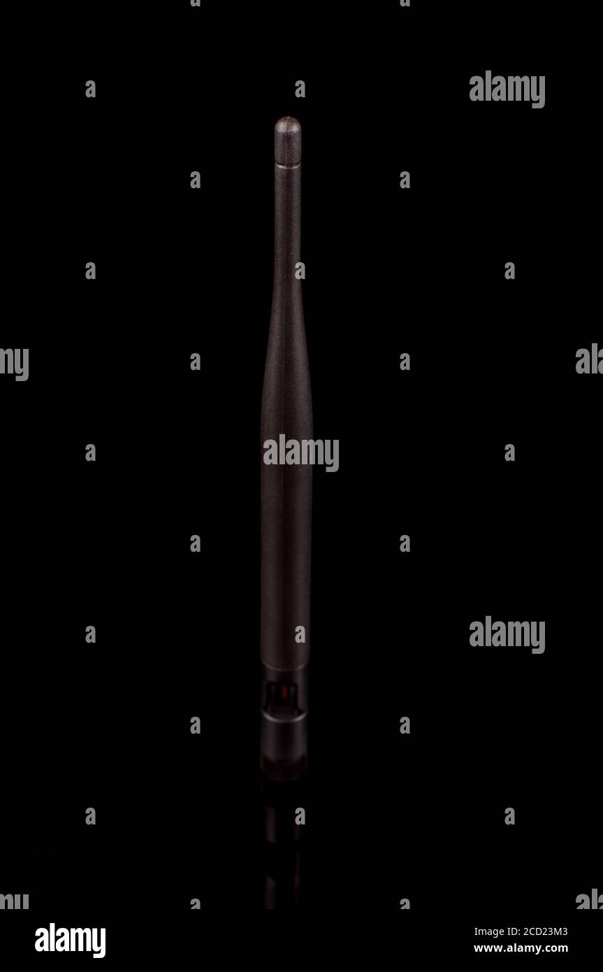 Antenna di trasmissione a radiofrequenza monopolare per Internet of Things IoT E tecnologia 5G isolata su sfondo nero Foto Stock