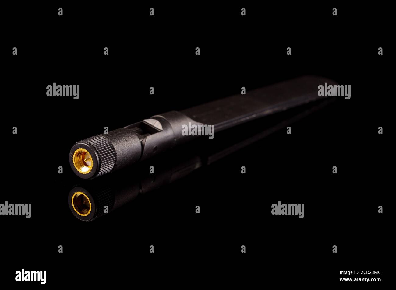 Antenna di trasmissione a radiofrequenza monopolare per Internet of Things IoT E tecnologia 5G isolata su sfondo nero Foto Stock