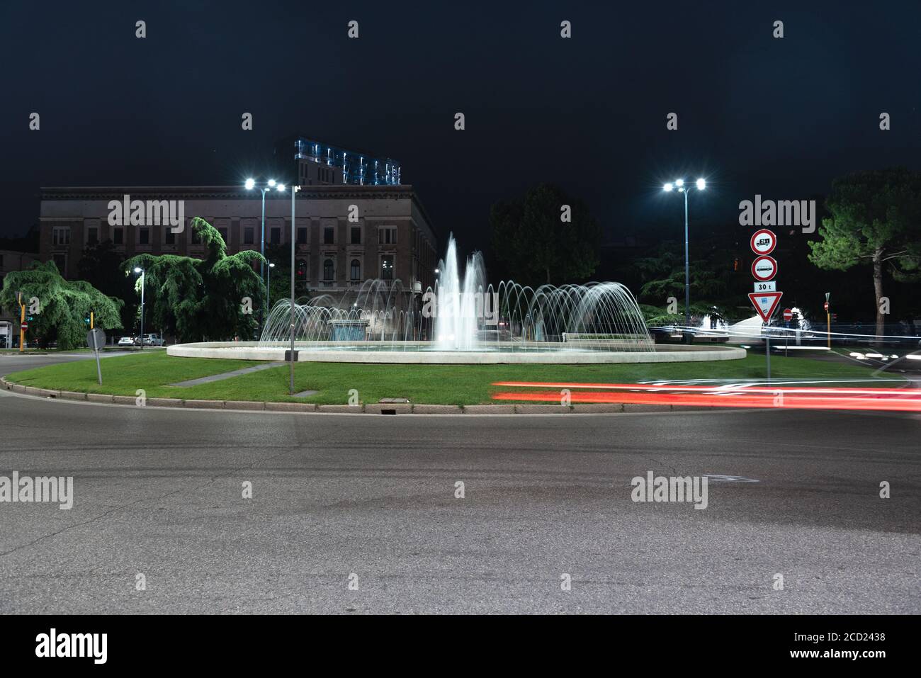 Vista in tempo reale del traffico sulla piazza intorno alla fontana. Rotatoria urbana nella città italiana di Brescia.Time Lapse. Foto Stock