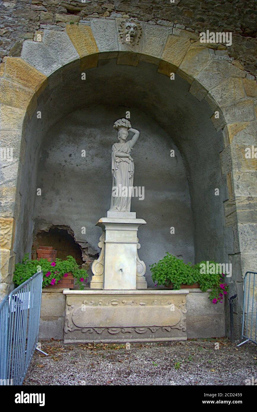 Una statua in marmo bianco di una donna sotto un arco Foto Stock