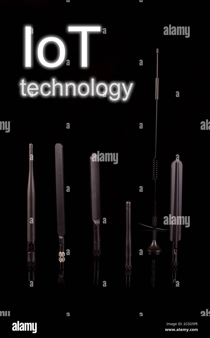 Antenna di trasmissione a radiofrequenza monopolare per Internet of Things IoT E tecnologia 5G isolata su sfondo nero Foto Stock
