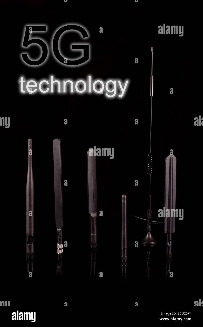 Antenna di trasmissione a radiofrequenza monopolare per Internet of Things IoT E tecnologia 5G isolata su sfondo nero Foto Stock