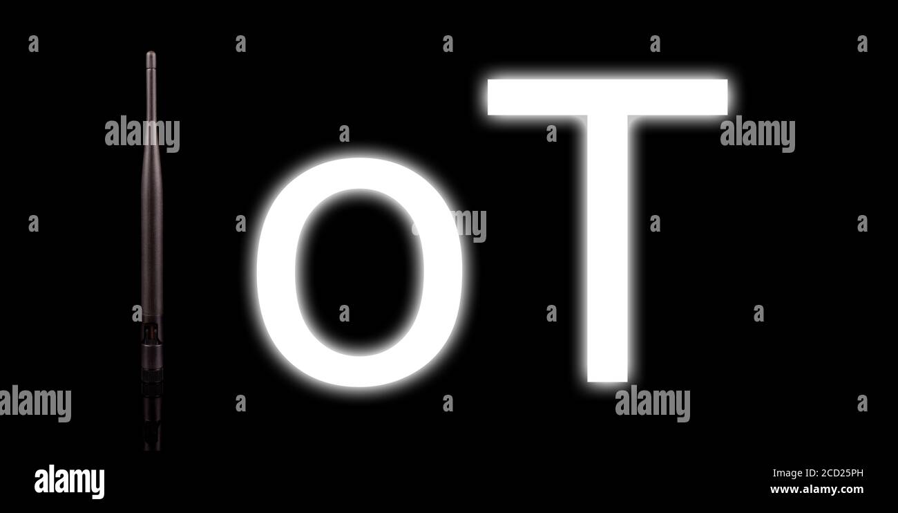 Antenna di trasmissione a radiofrequenza monopolare per Internet of Things IoT E tecnologia 5G isolata su sfondo nero Foto Stock