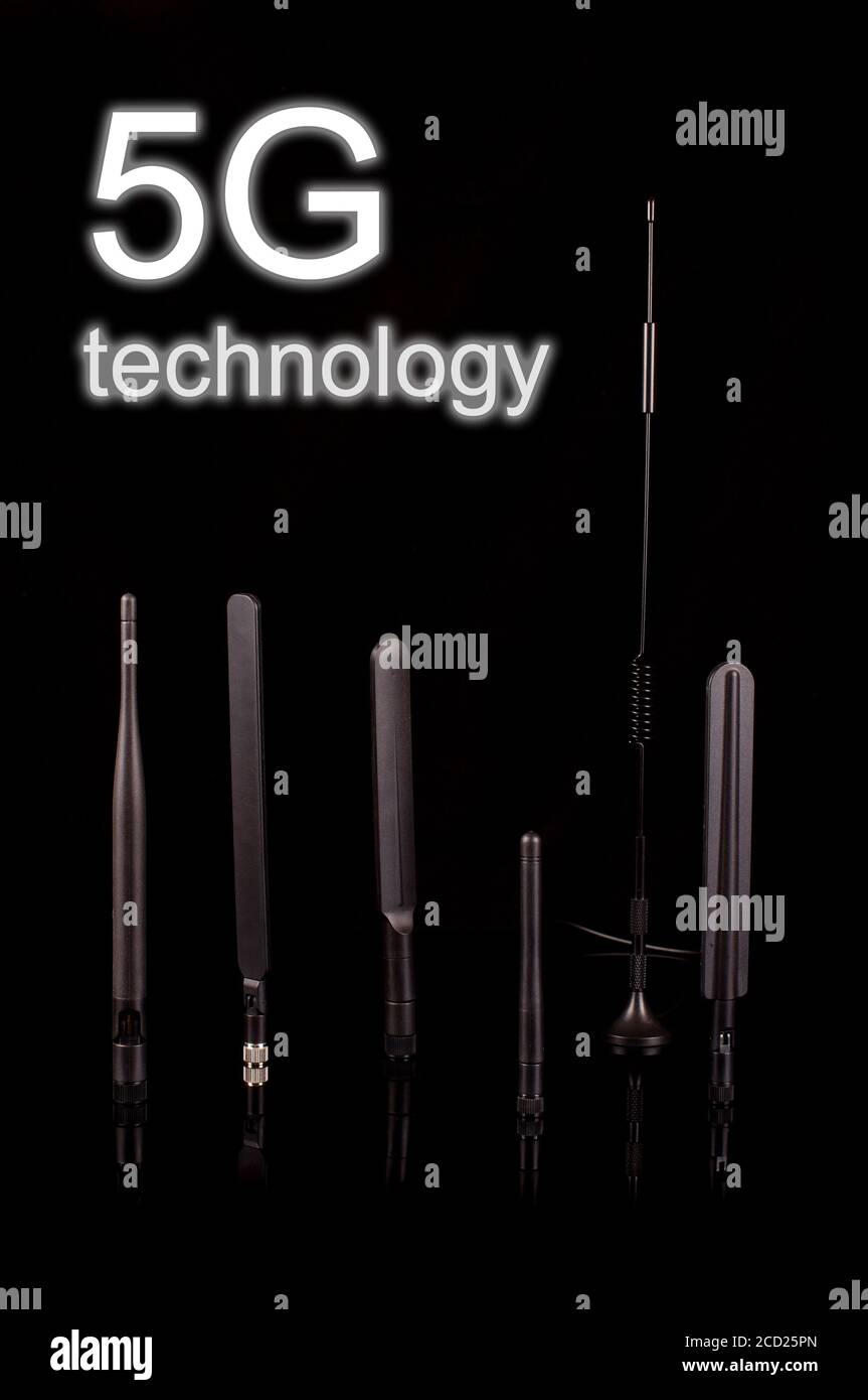 Antenna di trasmissione a radiofrequenza monopolare per Internet of Things IoT E tecnologia 5G isolata su sfondo nero Foto Stock