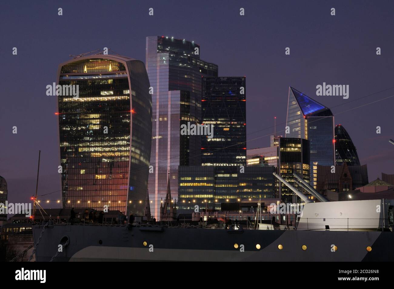 Skyline della città di Londra al tramonto con HMS Belfast in primo piano, Londra, Inghilterra, Regno Unito Foto Stock