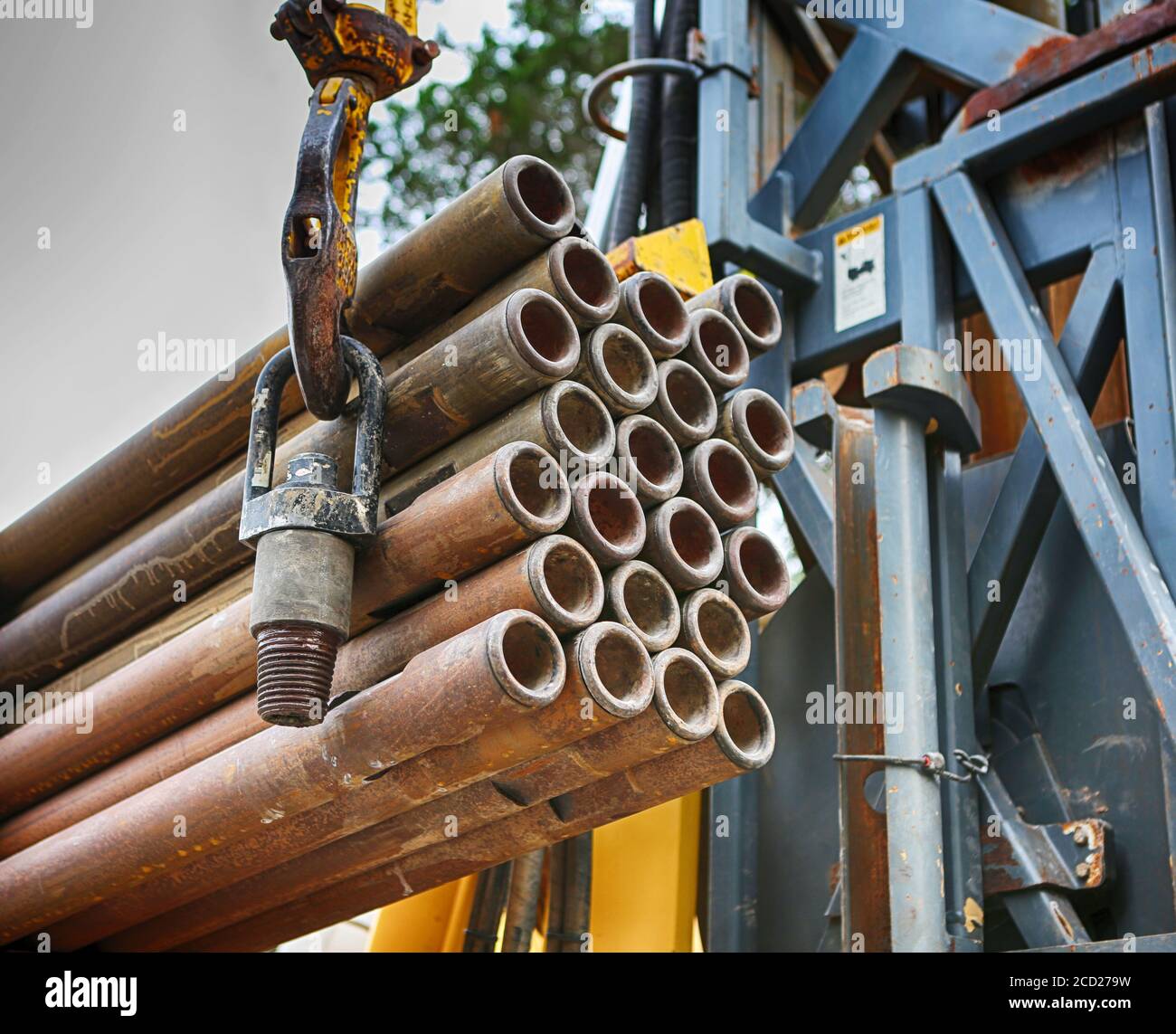 Perforazione di un pozzo d'acqua: Primo piano di un gruppo di tubi di perforazione per tubi di rivestimento. Foto Stock
