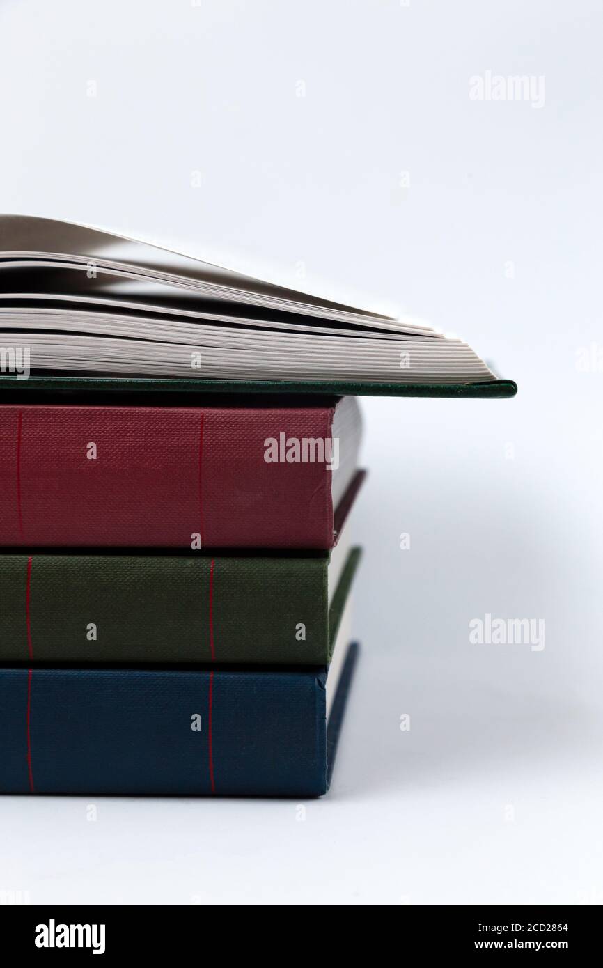 Una pila di libri che giace su un fondo bianco, l'apprendimento, l'istruzione, lo studio Foto Stock