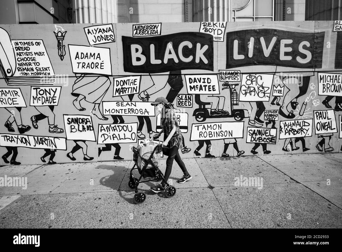 New York, New York, Stati Uniti. 25 Agosto 2020. Un pedone cammina attraverso un murale Black Lives Matter in bianco e nero vicino a Union Square a New York, New York. Il 25 agosto segna il novantesimo giorno dopo l'uccisione di George Floyd e il movimento globale dei protetti della materia di Black Lives. Il 28 agosto SI terrà a Washington, DC, UNA marcia nazionale per George Floyd. Credit: Brian Branch Price/ZUMA Wire/Alamy Live News Foto Stock