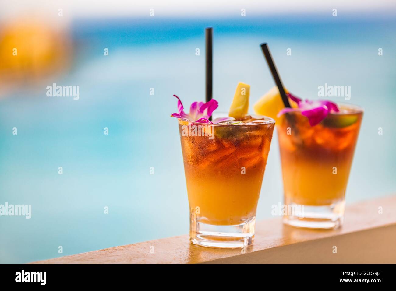 Hawaii mai tai drink sulla spiaggia di waikiki piscina bar viaggio vacanza a Honolulu, Hawaii. Cocktail alcolici con vista sull'oceano, vita notturna luau party Foto Stock