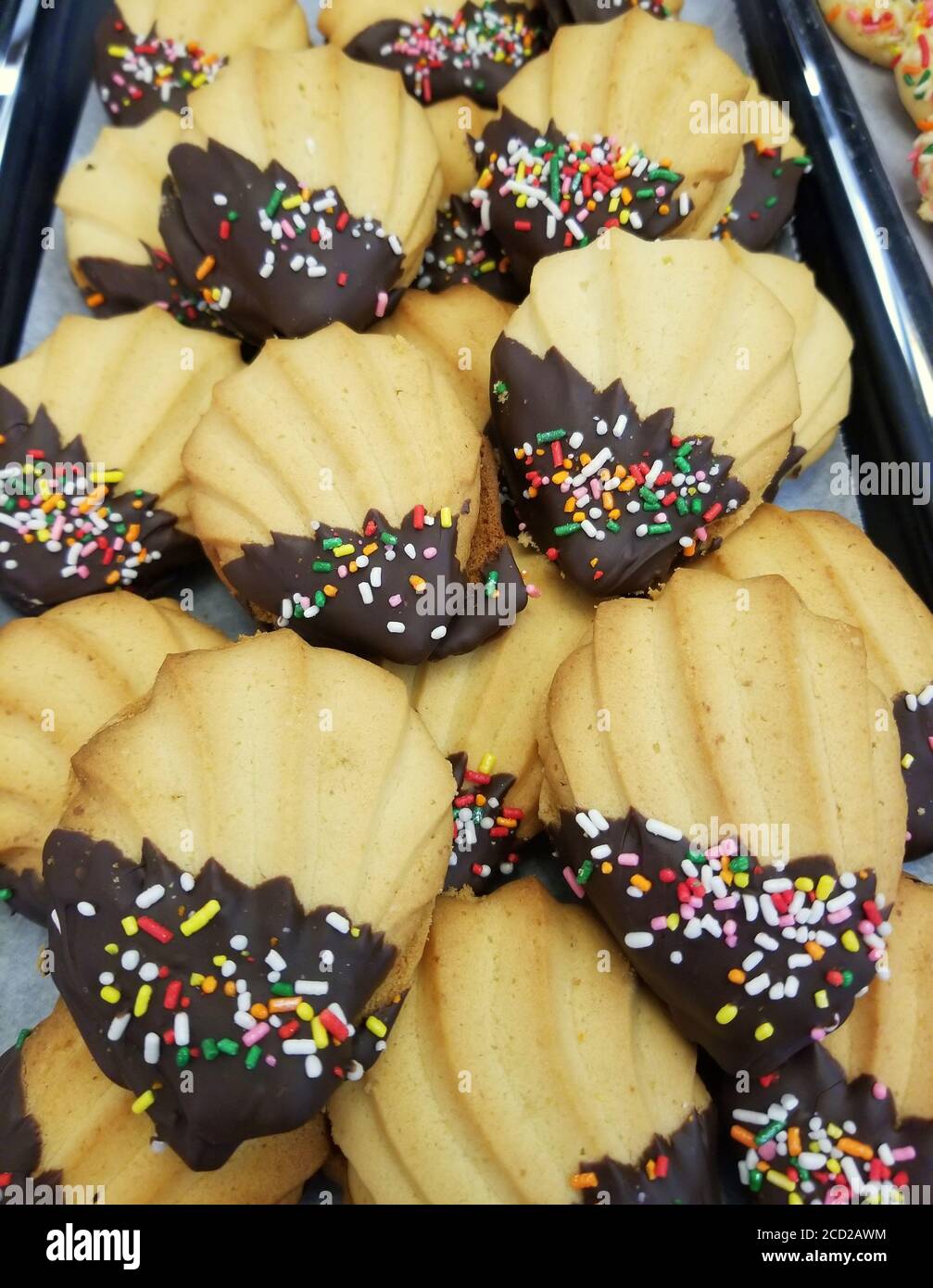 Un vassoio di biscotti allo zucchero semisbuto di cioccolato iridato Foto Stock